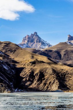 Dağlarda donmuş göl