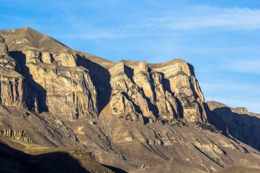 Dağ manzarası, kayalar