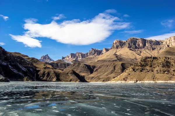 El lago congelado en las montañas — Foto de Stock