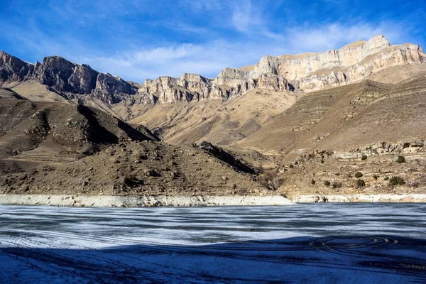 El lago congelado en las montañas — Foto de Stock
