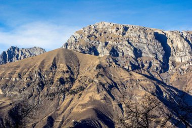 yüksek kayalar güzel görünümü