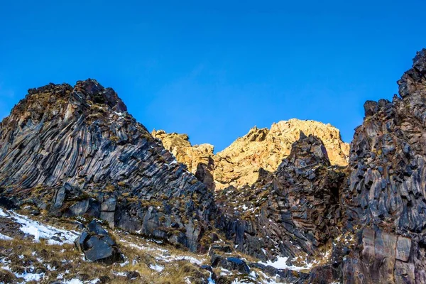 Dağ manzarası, yüksek kayalar — Stok fotoğraf