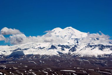 Elbruz Dağı başında kar