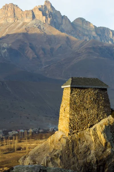 Vecchia torre nella gola di montagna — Foto Stock