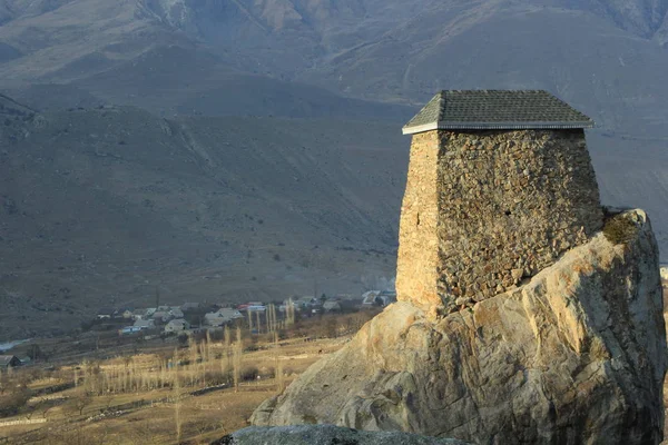 Vieja torre en el barranco de la montaña — Foto de Stock