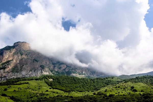 山の風景、美しい雲 — ストック写真