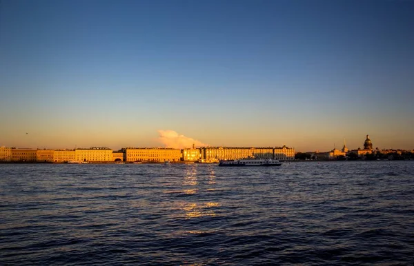 Floden Neva, St. Petersburg — Stockfoto