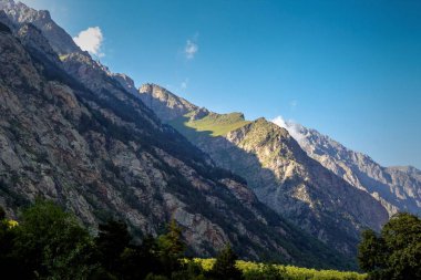 Dağ manzarası, yüksek kayalar