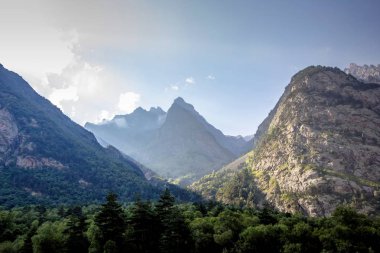 Dağ manzarası, yüksek kayalar