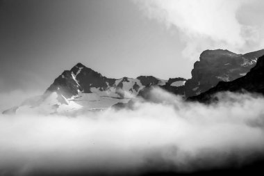 Siyah beyaz manzara dağlar var