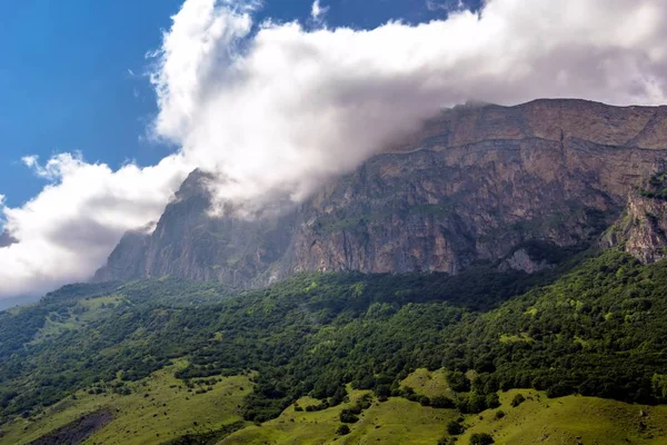 Paysage montagneux, beaux nuages — Photo