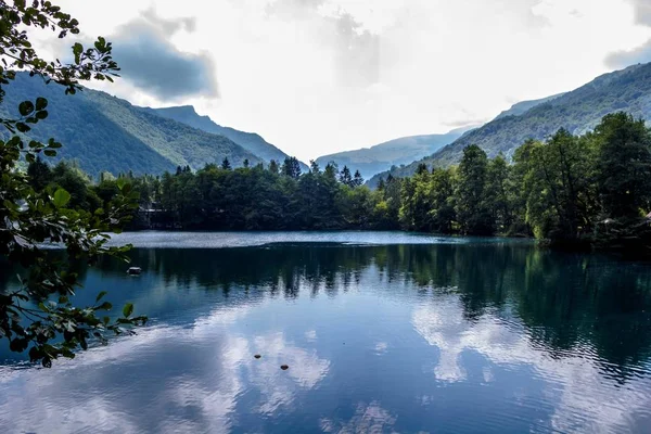 Schöner Bergsee — Stockfoto