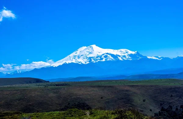 Elbruz Dağı başında kar