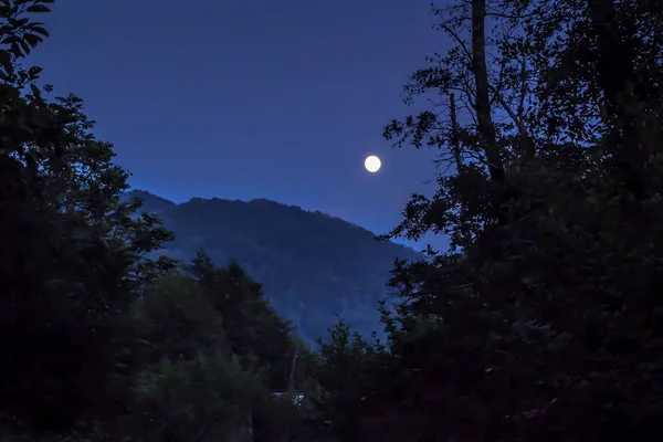 La luna piena nel cielo notturno — Foto Stock