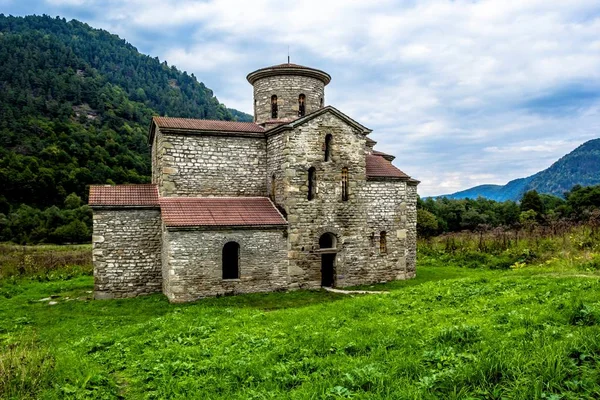 Gorge çiftleşme içinde antik tapınak