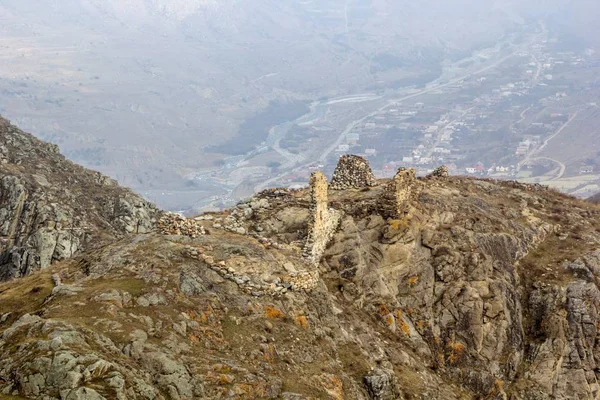 Dağ manzarası, antik tapınak kalıntıları