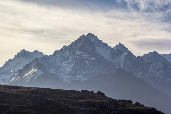 Гірський пейзаж, красиві хмари — стокове фото