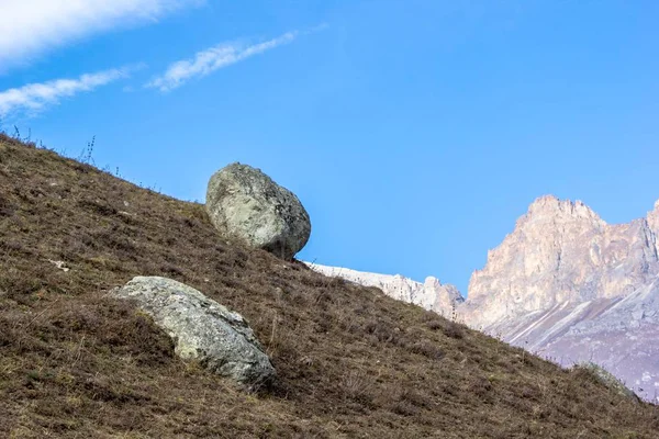 Bir yamaca büyük taş — Stok fotoğraf