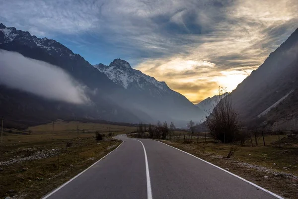 Dağ geçidindeki yol.