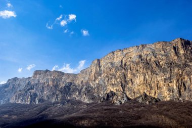 Dağ manzarası, yüksek kayalar