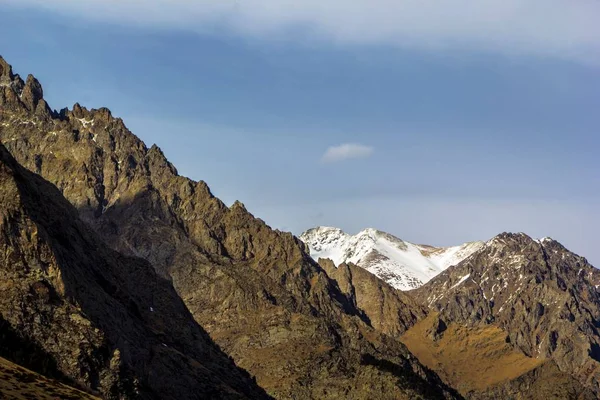 Paisaje de montaña, hermoso desfiladero — Foto de Stock