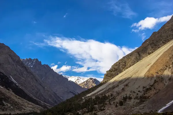 Paisaje de montaña, hermoso desfiladero — Foto de Stock