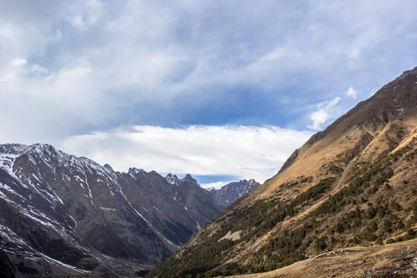 Paisagem montesa, belo desfiladeiro — Fotografia de Stock