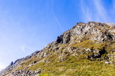 Güzel dağ manzarası, yüksek kayalar
