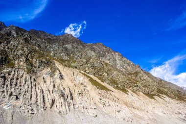 Güzel dağ manzarası, yüksek kayalar