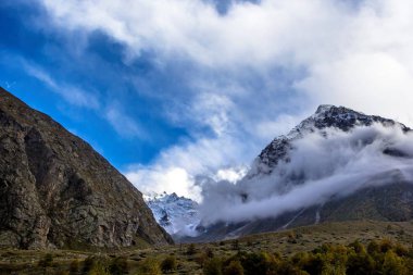 Bulutlar dağ vadide