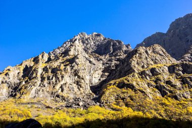 Güzel dağ manzarası, yüksek kayalar