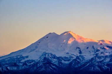 Elbruz Dağı başında kar