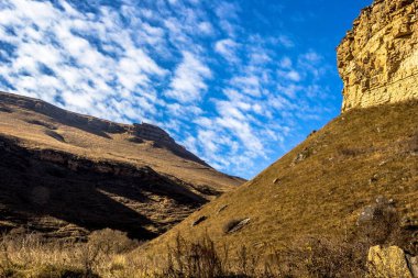 Güzel dağ manzarası, yüksek kayalar