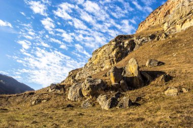 Güzel dağ manzarası, yüksek kayalar