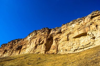 Güzel dağ manzarası, yüksek kayalar