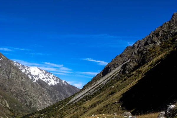 Bela paisagem montanhosa, rochas altas — Fotografia de Stock