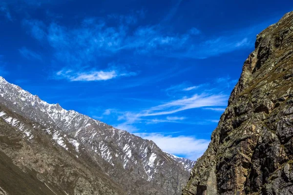 Красивий гірський пейзаж, високі скелі — стокове фото