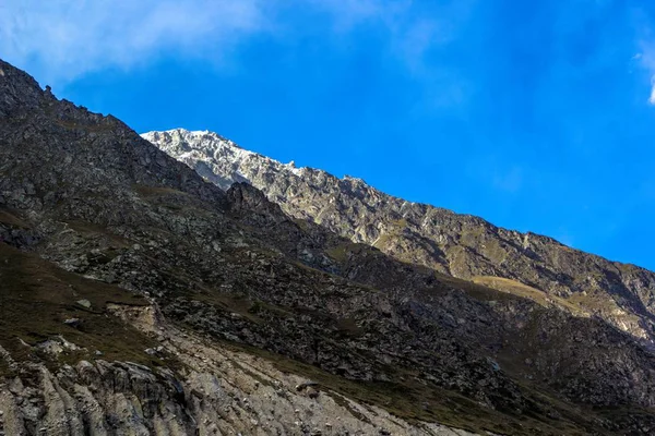 Güzel dağ manzarası, yüksek kayalar