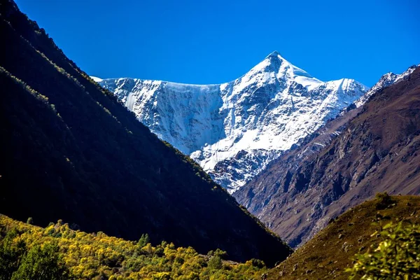 Pięknych górskich krajobrazów, szczyty śnieg — Zdjęcie stockowe