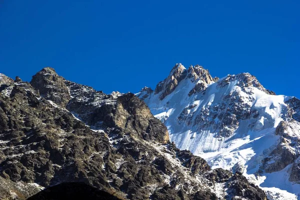 Красивий гірський пейзаж, снігові вершини — стокове фото