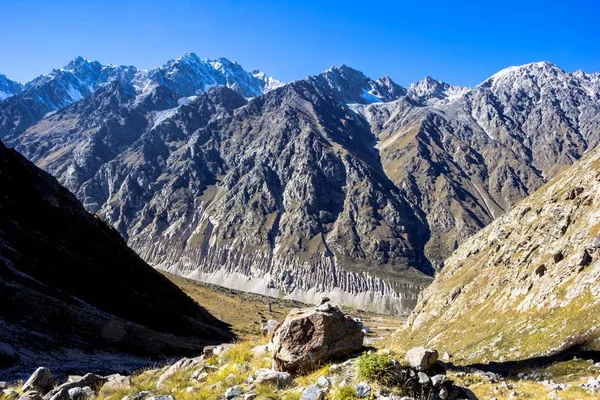 Красивий гірський пейзаж, високі скелі — стокове фото