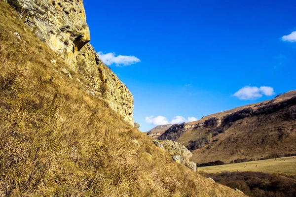 Bela paisagem montanhosa, rochas altas — Fotografia de Stock