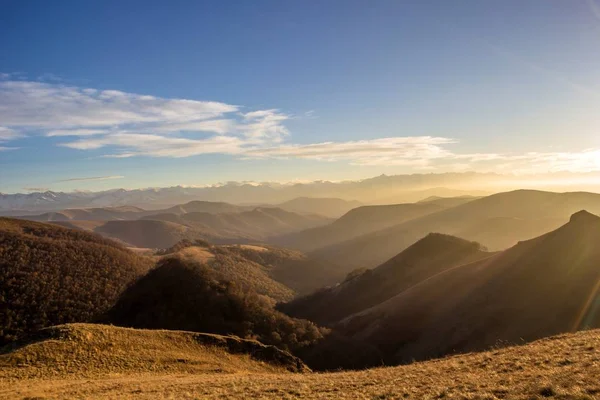 Bellissimo panorama sulle colline montane — Foto Stock