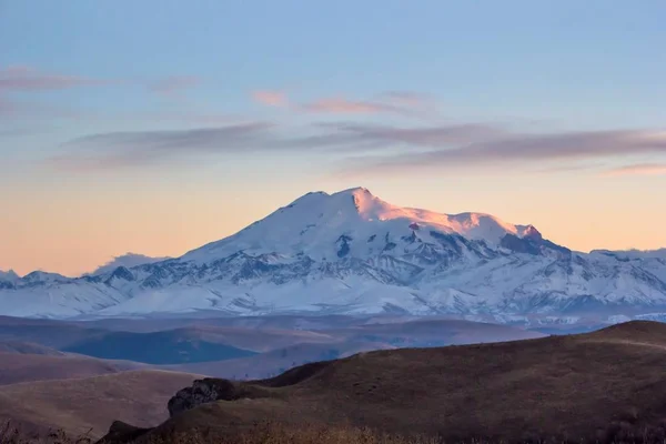 Elbruz Dağı başında kar — Stok fotoğraf