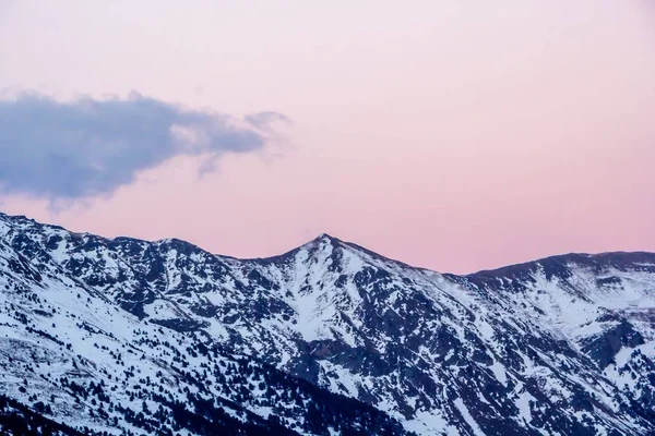 Kar yamaçları, dağ manzarası — Stok fotoğraf