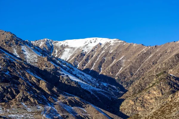 Dağ manzarası, kar yamaçları — Stok fotoğraf