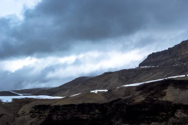 Bulutlu gökyüzü, dağ manzarası