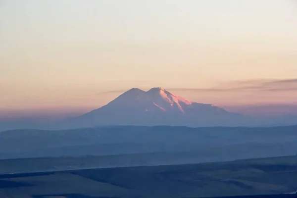 Güzel bir yüksek Elbruz Dağı manzarası — Stok fotoğraf