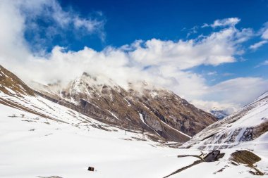 Dağ manzarası, bulutlar kar yamaçları üzerinde