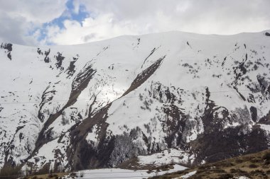 Dağ manzarası, bulutlar kar yamaçları üzerinde